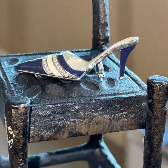 Brooch Navy and cream enamel rhinestone brooch -High Heel Shoe - Picture 5 of 8